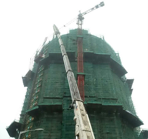 滦县吊车在工地上作业